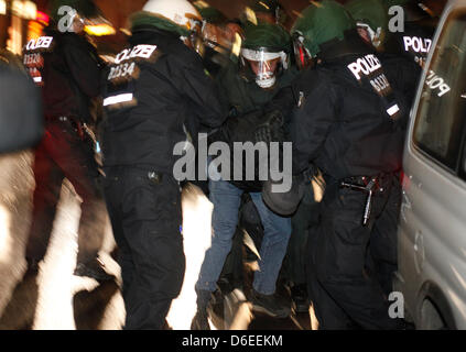 Polizisten nehmen Demonstranten in Gewahrsam während einer Demonstration gegen den Europäischen Polizeikongress in Berlin, Deutschland, 28. Januar 2012. Mehrere hundert Menschen besuchte die Demonstration unter dem Motto "gegen Polizeikongress und Urban Operations Conference". Foto: FLORIAN SCHUH Stockfoto