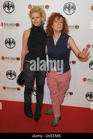 Pop-Sängerin Lucy Diakovska und Freundin Kamilla besuchen die Feierlichkeiten zum 150. Jubiläum der Schnaps Marke Bacardi am Umspannwerk in Berlin, Deutschland, 28. Januar 2012. Foto: Soeren Stache Stockfoto