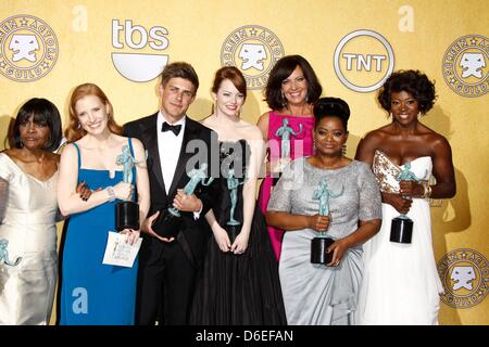 Schauspieler Cicely Tyson (l-R), Jessica Chastain, Chris Lowell, Emma Stone, Allison Janney, Octavia Spencer und Viola Davis posieren im Presseraum der 18. jährliche Screen Actor Guild - SAG - Awards im Shrine Auditorium in Los Angeles, USA, am 29. Januar 2012. Foto: Hubert Boesl Stockfoto