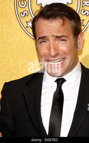 Beste Schauspieler Sieger Jean Dujardin (Frankreich) posiert im Presseraum der 18. jährliche Screen Actor Guild - SAG - Awards im Shrine Auditorium in Los Angeles, USA, 29. Januar 2012. Foto: Hubert Boesl Stockfoto