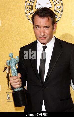 Beste Schauspieler Sieger Jean Dujardin (Frankreich) posiert im Presseraum der 18. jährliche Screen Actor Guild - SAG - Awards im Shrine Auditorium in Los Angeles, USA, 29. Januar 2012. Foto: Hubert Boesl Stockfoto