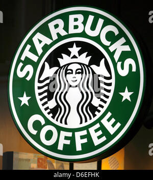 Datei - Datei Bild vom 25. August 2008 zeigt das Logo der Firma Café 'Starbucks' in Berlin, Deutschland. Vertrieb in Europa, Naher Osten, Russland und Afrika nur erhöht um zwei Prozent im ersten Quartal des Geschäftsjahres. Foto: Tim Brakemeier Stockfoto
