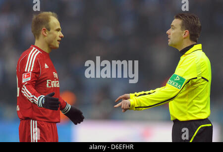 Hamburgs David Jarolim (L) wird von Schiedsrichter Guido Winkmann während der Bundesliga-match zwischen Hertha BSC und den Hamburger SV am Olympiastadion in Berlin, Deutschland, 28. Januar 2012 ermahnt. Foto: Soeren Stache Stockfoto