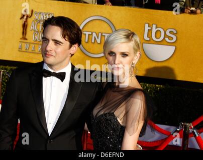 US-Schauspielerin Ashlee Simpson und ihr Freund Vincent Piazza teilnehmen der 18. jährliche Screen Actor Guild - SAG - Awards im Shrine Auditorium in Los Angeles, USA, am 29. Januar 2012. Foto: Hubert Boesl Stockfoto