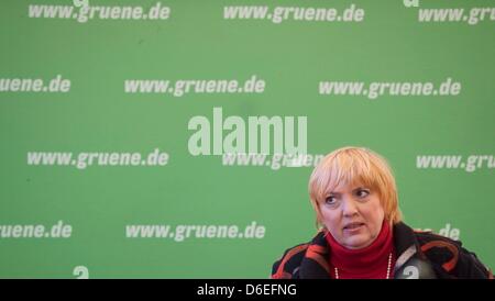 Vorsitzende der deutschen Partei die grünen, Claudia Roth, sitzt im Inneren der Parteizentrale in Berlin, Deutschland, 30 Jaunary 2012. Roth besucht die Bundesrepublik Vorstandssitzung der grünen. Foto: SEBASTIAN KAHNERT Stockfoto