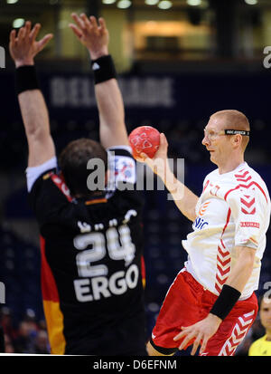 Deutschlands Michael Haass (vorne) wetteifert um den Ball mit Polen Karol Bielecki während des Spiels EHF Handball Europameisterschaft 2012 zwischen Polen und Deutschland Ionen-Belgrad, Serbien, 25. Januar 2012. Foto: Pressfocus / Revierfoto Stockfoto