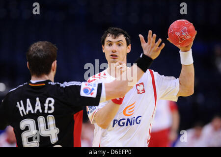 Deutschlands Michael Haass (vorne) wetteifert um den Ball mit Polen Krzysztof Lijewski während des Spiels EHF Handball Europameisterschaft 2012 zwischen Polen und Deutschland Ionen-Belgrad, Serbien, 25. Januar 2012. Foto: Pressfocus / Revierfoto Stockfoto