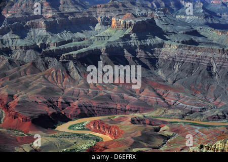 Der Colorado River ist von Lipan Punkt am Grand Canyon, USA, 31. Dezember 2011 gesehen. Grand Canyon National Park ist 15. älteste Nationalpark der USA und befindet sich in Arizona. Innerhalb des Parks liegt der Grand Canyon, eine Schlucht des Colorado River, als eines der Wunder der Welt zu sein. Die meisten Besucher in den Park kommen zum South Rim nahe dem Dorf Grand Stockfoto