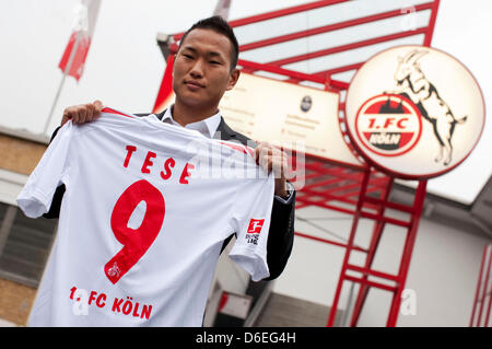 Nordkoreanischer Fußballspieler Chong Tese posiert für ein Foto mit seinem New Jersey vor dem 1. FC Köln-Zentrale in Köln, 30. Januar 2012. Die 27-j hrige Mittelstürmer war von Bochum nach Köln gehandelt. Foto: ROLF VENNENBERND Stockfoto