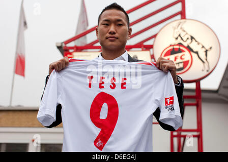 Nordkoreanischer Fußballspieler Chong Tese posiert für ein Foto mit seinem New Jersey vor dem 1. FC Köln-Zentrale in Köln, 30. Januar 2012. Die 27-j hrige Mittelstürmer war von Bochum nach Köln gehandelt. Foto: ROLF VENNENBERND Stockfoto