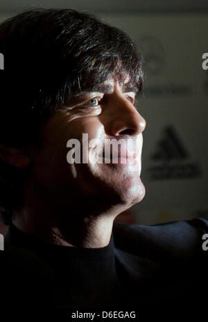 Datei - Datei Bild datiert 18. November 2011 zeigt Fußballtrainer Joachim Loew Teilnahme an einer Pressekonferenz in der Zentrale des deutschen Fußball-Bundes in Frankfurt/Main, Deutschland.    Bei einer Pressekonferenz am 31. Januar 2012 sagte Löw der Liebling der Europäischen Weltmeisterschafften 2012 nach wie vor Spanien. Er sieht Deutschland als Teil der Kreis der Favoriten. Pho Stockfoto