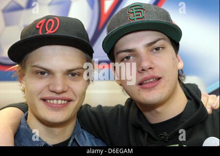 Söhne des deutschen Schauspielers Uwe Ochsenknecht, Wilson Gonzalez (L) und Jimi Blue Ochsenknecht, präsentieren die Goliath Toys Fußball-Spiel "Foooz" auf der 63. Internationalen Spielwarenmesse in Nürnberg, 31. Januar 2012. Bis 6. Februar 2012 werden einige 2,800 Aussteller ihre neuesten Produkte präsentieren. Foto: DAVID EBENER Stockfoto