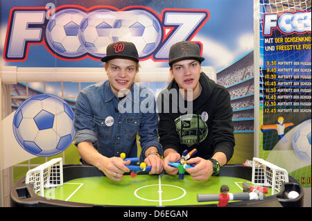 Söhne des deutschen Schauspielers Uwe Ochsenknecht, Wilson Gonzalez (L) und Jimi Blue Ochsenknecht, präsentieren die Goliath Toys Fußball-Spiel "Foooz" auf der 63. Internationalen Spielwarenmesse in Nürnberg, 31. Januar 2012. Bis 6. Februar 2012 werden einige 2,800 Aussteller ihre neuesten Produkte präsentieren. Foto: DAVID EBENER Stockfoto