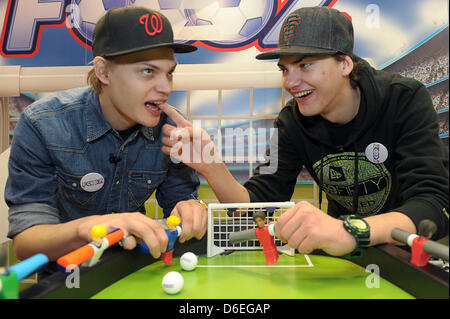 Söhne des deutschen Schauspielers Uwe Ochsenknecht, Wilson Gonzalez (L) und Jimi Blue Ochsenknecht, präsentieren die Goliath Toys Fußball-Spiel "Foooz" auf der 63. Internationalen Spielwarenmesse in Nürnberg, 31. Januar 2012. Bis 6. Februar 2012 werden einige 2,800 Aussteller ihre neuesten Produkte präsentieren. Foto: DAVID EBENER Stockfoto