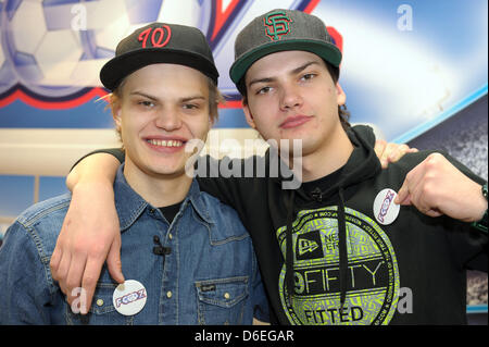 Söhne des deutschen Schauspielers Uwe Ochsenknecht, Wilson Gonzalez (L) und Jimi Blue Ochsenknecht, präsentieren die Goliath Toys Fußball-Spiel "Foooz" auf der 63. Internationalen Spielwarenmesse in Nürnberg, 31. Januar 2012. Bis 6. Februar 2012 werden einige 2,800 Aussteller ihre neuesten Produkte präsentieren. Foto: DAVID EBENER Stockfoto