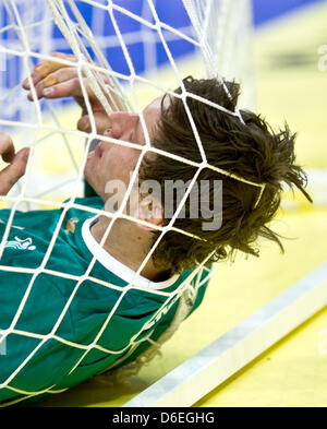 Dänemarks Torhüter Niklas Landin Jacobsen liegt in dem Ziel während des Endspiels zwischen Serbien und Dänemark von der Handball-Europameisterschaft während in Belgrad, Serbien, 29. Januar 2012. Serbien unterlag Dänemark 19-21. Foto: Jens Wolf Stockfoto