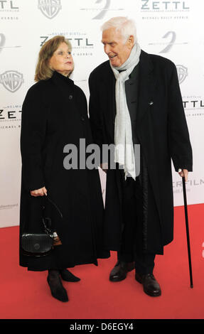 Schauspieler und Entertainer Joachim Fuchsberger und seine Frau Gundel besuchen die Premiere des Films "Zettl" im Mathaeser-Filmpalast in München, 31. Januar 2012. Der Film beginnt in den deutschen Kinos am 2. Februar 2012 zeigt. Foto: Tobias Hase Stockfoto