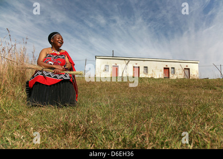 Afrikanerin, die Standortwahl in einem Feld tragen traditionelle Kleidung Stockfoto