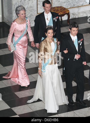 Krone pPince Frederik (R) und Kronprinzessin Mary (vorne L), Prinz Joachim (hinten R) und Prinzessin Benedikte (hinten L) von Dänemark besuchen das Abendessen für das diplomatische Corps auf den 40. Jahrestag der Königin Margrethe auf dem dänischen Thron im Schloss Christiansborg in Kopenhagen, Dänemark, 1. Februar 2012. Foto: Patrick van Katwijk / Niederlande, Stockfoto