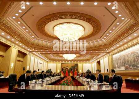 Delegierte, die deutsche Bundeskanzlerin Angela Merkel (CDU) und Premier des Staatsrates der Volksrepublik China Wen Jiabao (L) treffen zu Gesprächen in der großen Halle des Volkes in Peking, China, 2. Februar 2012. Die wichtigsten Themen der Merkels Staatsbesuch sind die Finanzkrise in Europa, die Öl-Embargo der Europäischen Unon gegen den Iran und anhaltende Gewalt in Syrien. Ich Stockfoto