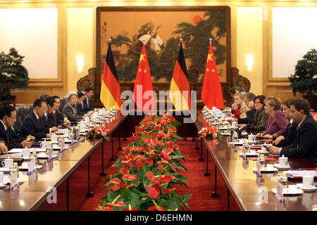 Die Delegationen der deutschen Bundeskanzlerin Angela Merkel (CDU, 3-R) und Premier des Staatsrates der Volksrepublik Republik von China Wen Jiabao (3-L) treffen zu Gesprächen in der großen Halle des Volkes in Peking, China, 2. Februar 2012. Die wichtigsten Themen der Merkels Staatsbesuch sind die Finanzkrise in Europa, die Öl-Embargo der Europäischen Unon gegen den Iran und laufende Violenbach Stockfoto