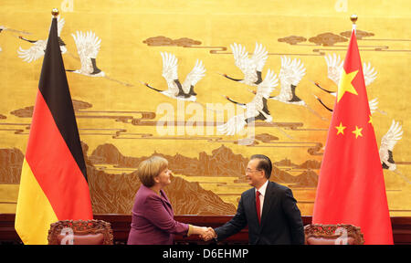 Deutsche Bundeskanzlerin Angela Merkel (CDU) und Premier des Staatsrates der Volksrepublik China Wen Jiabao Handschlag nach einer Pressekonferenz in Peking, China, 2. Februar 2012. Die wichtigsten Themen der Merkels Staatsbesuch sind die Finanzkrise in Europa, die Öl-Embargo der Europäischen Unon gegen den Iran und anhaltende Gewalt in Syrien. Merkel besucht China bis Stockfoto