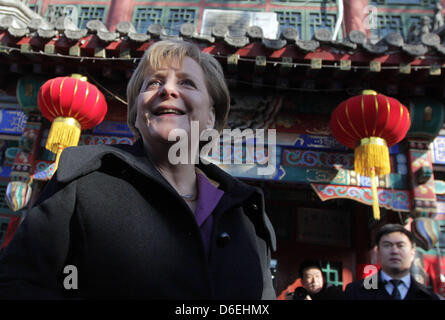 Deutsche Bundeskanzlerin Angela Merkel (CDU) besucht die traditionelle Hutong Nasn Luo Gu Xiang-Viertel in Peking, China, 2. Februar 2012. Die wichtigsten Themen der Merkels Staatsbesuch sind die Finanzkrise in Europa, die Öl-Embargo der Europäischen Unon gegen den Iran und anhaltende Gewalt in Syrien. Merkel besucht China bis 4. Februar 2012. Foto: KAY NIETFELD Stockfoto