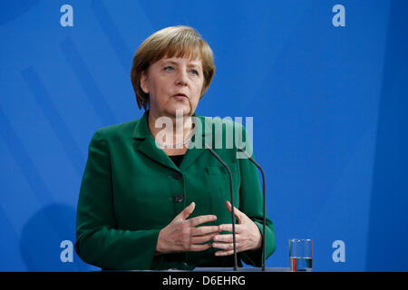 Deutschland, Berlin. 17. April 2013. Premierminister von Estland, Andrus Ansip, trifft Bundeskanzlerin Angela Merkel über die bilateralen Beziehungen sprechen die Situation in der Euro-Zone und der östlichen Partnerschaft sowie internationale Fragen an das Kanzleramt in Berlin. Bild: Angela Merkel (CDU), Bundeskanzlerin, abgebildet auf einer Pressekonferenz in Berlin. Stockfoto