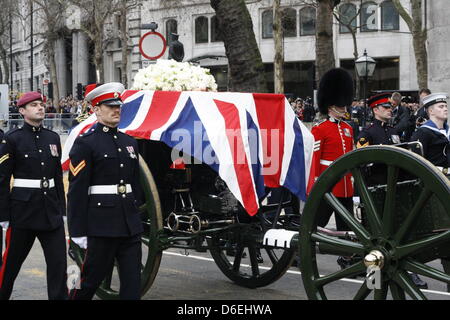 Soldaten marschieren neben der Lafette mit Sarg der ehemaligen britischen Premierministerin Margaret Thatcher während Thatchers Trauerzug in London, UK, 17. April 2013. Baroness Thatcher starb nach einem Schlaganfall im Alter von 87 Jahren am 8. April 2013. Foto: MARIE ROEVEKAMP/DPA/Alamy Live-Nachrichten Stockfoto