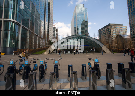 Boris Bikes außerhalb Canary Wharf u-Bahnstation Stockfoto