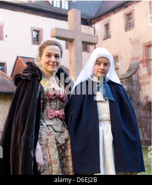 Schauspielerinnen Martina Gedeck (L) als Mrs Simonin und Pauline Etienne (R) als die Hauptrolle Suzanne Simonin darstellen, während ein Fotomotiv während der Dreharbeiten zu "Die Nonne" im Kloster Bronnbach bei Wertheim, Deutschland, 2. Februar 2012. Regisseur Guillaume Nicloux der Französisch-Deutsch-belgische Koproduktion erzählt die Geschichte des Mädchens, Suzanne und ihren Kampf für ein selbstbestimmtes Leben Stockfoto