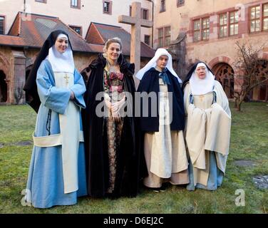 Schauspielerinnen Louise Bouroin (L-R), Martina Gedeck (L-R), Pauline Etienne und Francoise Lebrun Pose bei einem Fototermin während der Dreharbeiten zu "Die Nonne" im Kloster Bronnbach nahe Wertheim, Deutschland, 2. Februar 2012. Regisseur Guillaume Nicloux der Französisch-Deutsch-belgische Koproduktion erzählt die Geschichte des Mädchens Suzanne und ihren Kampf für ein selbstbestimmtes Leben im 18. Jahrhun Stockfoto