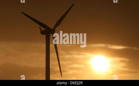 Datei - eine Archiv Bild vom 29. August 2009 zeigt eine Windkraftanlage in der Nähe von Kiel, Deutschland. Schleswig-Holstein-Minister der Wirtschaft Jost de Jager (CDU) rief die Bewohner des Landes Schleswig-Holstein, sich aktiv an der Weiterentwicklung der Energiewende. Foto: Angelika Warmuth Stockfoto