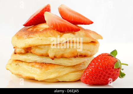 Hausgemachter Käse Pfannkuchen und Erdbeeren auf einem weißen Teller Stockfoto