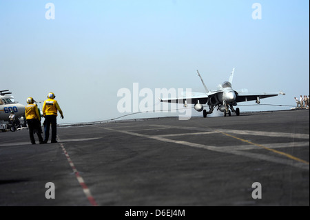 Ein Navy F/A-18E Super Hornet-Kampfflugzeuge landet auf dem Flugzeugträger USS Dwight D. Eisenhower 11. April 2013 in North Arabische Meer. Die Eisenhower wird der 5. Flotte, die Unterstützung der Operationen in Afghanistan eingesetzt. Stockfoto