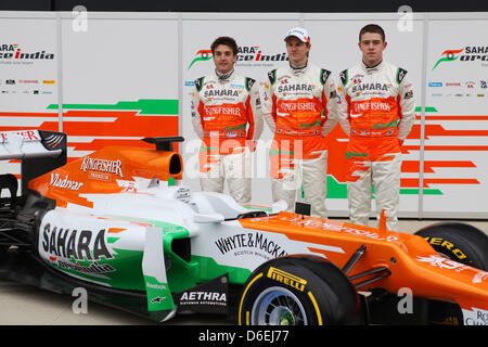 Formel 1 Piloten Nico Huelkenberg aus Germany (C) und sein britischer Kollege Paul di Resta (R) der Sahara Force India Formula One Team sowie Testfahrer Jules Bianchi aus Frankreich präsentieren den neuen Rennwagen VJM05 Sahara Force India für die kommende Saison in Silverstone, Großbritannien, 3. Februar 2012. Foto: Sahara Force India (Achtung: nur zu redaktionellen Zwecken) Stockfoto