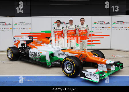 Formel 1 Piloten Nico Huelkenberg aus Germany (C) und sein britischer Kollege Paul di Resta (R) der Sahara Force India Formula One Team sowie Testfahrer Jules Bianchi aus Frankreich präsentieren den neuen Rennwagen VJM05 Sahara Force India für die kommende Saison in Silverstone, Großbritannien, 3. Februar 2012. Foto: Sahara Force India (Achtung: nur zu redaktionellen Zwecken) Stockfoto