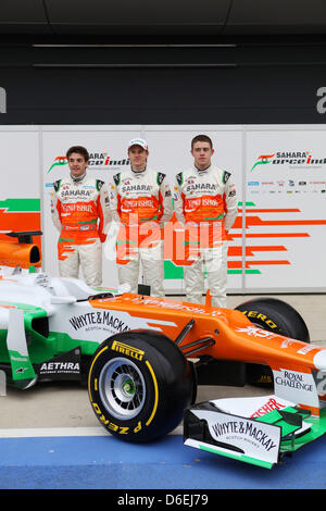 Formel 1 Piloten Nico Huelkenberg aus Germany (C) und sein britischer Kollege Paul di Resta (R) der Sahara Force India Formula One Team sowie Testfahrer Jules Bianchi aus Frankreich präsentieren den neuen Rennwagen VJM05 Sahara Force India für die kommende Saison in Silverstone, Großbritannien, 3. Februar 2012. Foto: Sahara Force India (Achtung: nur zu redaktionellen Zwecken) Stockfoto