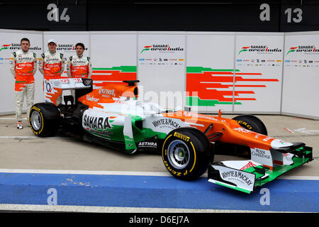 Formel 1 Piloten Nico Huelkenberg aus Germany (C) und seinem britischen Kollegen Paul di Resta (L) der Sahara Force India Formula One Team, als auch Testfahrer Jules Bianchi aus Frankreich präsentieren den neuen Rennwagen VJM05 Sahara Force India für die kommende Saison in Silverstone, Großbritannien, 3. Februar 2012. Foto: Sahara Force India (Achtung: nur zu redaktionellen Zwecken) Stockfoto