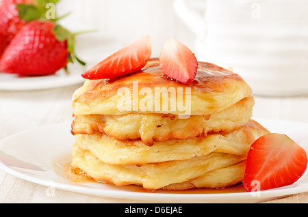 Hausgemachter Käse Pfannkuchen und Erdbeeren auf einem weißen Teller Stockfoto
