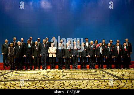 Bundeskanzlerin Angela Merkel (6 L, vordere Reihe) und Premier von China Wen Jiabao (7-L) Pose für ein Gruppenfoto mit deutschen und chinesischen Entrpreneurs in Guangzhou, China, 3. Februar 2012. Merkel trifft sich mit einer hochrangigen Delegation von Politikern und Wirtschaftsführern in China. Foto: Deutsche Bundes Regierung/STEFFEN KUGLER Stockfoto