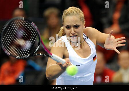 Deutscher Tennis, die, den professionelle Sabine Lisicki gegen Czech Benesova während die Fed-Cup-Viertelfinale zwischen Deutschland und der Tschechischen Republik in der Porsche Arena in Stuttgart, Deutschland, 4. Februar 2012 antritt. Foto: BERN WEISSBROD Stockfoto