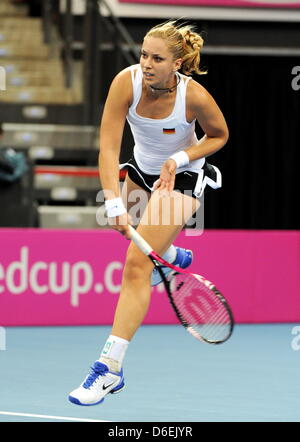 Deutscher Tennis, die, den professionelle Sabine Lisicki gegen Czech Benesova während die Fed-Cup-Viertelfinale zwischen Deutschland und der Tschechischen Republik in der Porsche Arena in Stuttgart, Deutschland, 4. Februar 2012 antritt. Foto: BERND WEISSBROD Stockfoto