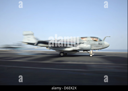 Ein Flugzeug der US Navy EA-6 b Prowler elektronische Angriff startet aus dem Träger USS Dwight D. Eisenhower 11. April 2013 in North Arabische Meer. Die Eisenhower wird der 5. Flotte, die Unterstützung der Operationen in Afghanistan eingesetzt. Stockfoto