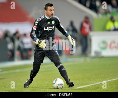 Wolfsburg Torhüter Diego Benaglio spielt den Ball in der deutschen Bundesliga-Spiel zwischen VfL Wolfsburg und Borussia Mönchengladbach in der Volkswagen Arena in Wolfsburg, Deutschland, 4. Februar 2012. Foto: CARMEN JASPERSEN (Achtung: EMBARGO Bedingungen! Die DFL ermöglicht die weitere Nutzung der Bilder im IPTV, mobile Dienste und anderen neuen Technologien nur keine Ea Stockfoto