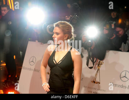 US-Schauspielerin Scarlett Johansson kommt für die 47. Goldene Kamera-Preisverleihung in Berlin, Deutschland, 4. Februar 2012. Die Auszeichnung würdigt herausragende Leistungen im Fernsehen, Film und Unterhaltung. Foto: Jens Kalaene Dpa/lbn Stockfoto