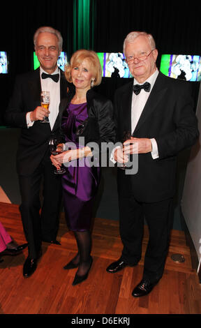 Deutsche Verkehrs-Minister Peter Ramsauer (CSU, l), Rudolf Seiters, Präsident des Deutschen Roten Kreuzes und seiner Frau Brigitte während der Party des 47. Goldene Kamera Award in Berlin, Deutschland, 4. Februar 2012 feiern. Die Auszeichnung würdigt herausragende Leistungen im Fernsehen, Film und Unterhaltung. Foto: Jens Kalaene Dpa +++(c) Dpa - Bildfunk +++ Stockfoto