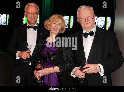 Deutsche Verkehrs-Minister Peter Ramsauer (CSU, l), Rudolf Seiters, Präsident des Deutschen Roten Kreuzes und seiner Frau Brigitte während der Party des 47. Goldene Kamera Award in Berlin, Deutschland, 4. Februar 2012 feiern. Die Auszeichnung würdigt herausragende Leistungen im Fernsehen, Film und Unterhaltung. Foto: Jens Kalaene Dpa +++(c) Dpa - Bildfunk +++ Stockfoto