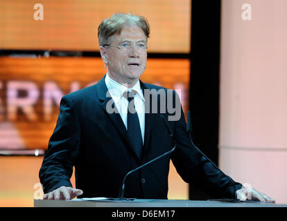 Deutscher Schauspieler Juergen Prochnow spricht während der 47. Goldene Kamera Award Zeremonie in Berlin, Deutschland, 4. Februar 2012. Die Auszeichnung würdigt herausragende Leistungen im Fernsehen, Film und Unterhaltung. Foto: Maurizio Gambarini Dpa/lbn Stockfoto