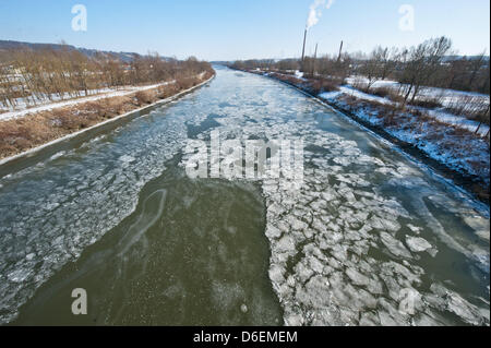 Eisschollen schwimmen auf dem Main-Donau-Kanals in Kelheim, Deutschland, 5. Februar 2012. Eisschollen betreffen derzeit Wasserstraße transportiert. Foto: ARMIN WEIGEL Stockfoto